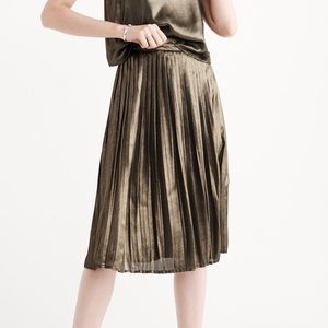 ABERCROMBIE & FITCH GOLD METALLIC PLEATED SKIRT
